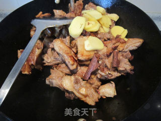 色泽鲜艳味道浓郁的红焖羊排的做法步骤：5