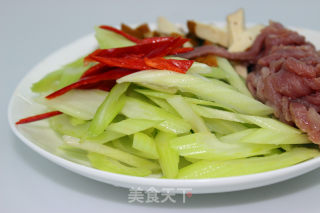 芹菜香干肉丝的做法步骤：1