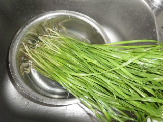 韭菜炒豆干的做法步骤：1