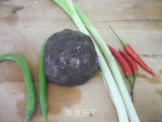 香辣血粑豆腐的做法步骤：1