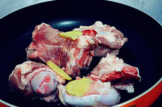 孜然剔骨肉的做法步骤：1