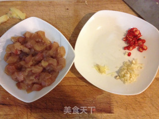 小炒蚕豆鸡丁的做法步骤：2