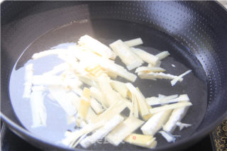 甜笋小炒肉的做法步骤：2