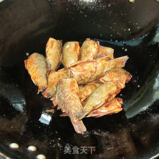 剁椒蒜米鲫鱼的做法步骤：9