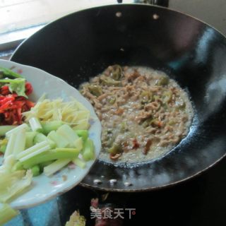 酸辣大肠丝的做法步骤：10