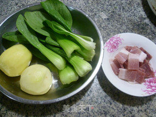 青菜咸肉土豆汤的做法步骤：1