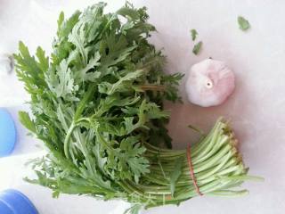 芝麻茼蒿的做法步骤：1