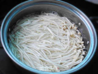 捞拌金针菇的做法步骤：6