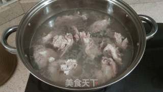 鸡骨草茯苓猪横利养肝祛湿汤的做法步骤：3