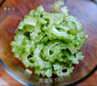老干妈拌苦瓜的做法步骤：2