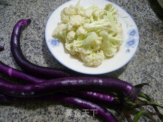 茄子炒花菜的做法步骤：1