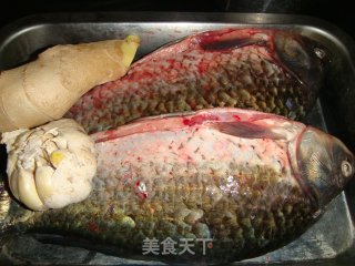 豆瓣鲫鱼的做法步骤：1
