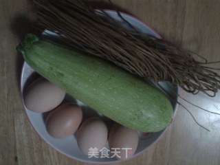 西葫芦鸡蛋饺子------小瓜鸡蛋水饺的做法步骤：2