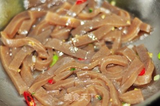 简单酸辣开胃菜-----泡菜炒魔芋的做法步骤：6