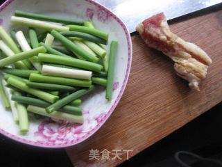 蒜苗炒腊肉的做法步骤：1