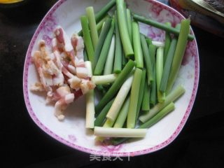 蒜苗炒腊肉的做法步骤：2