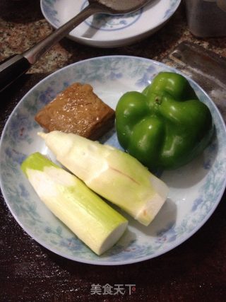 青椒茭白炒香干的做法步骤：1
