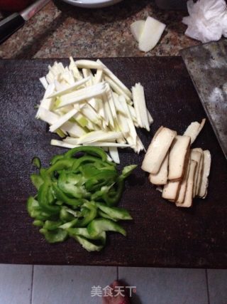 青椒茭白炒香干的做法步骤：2