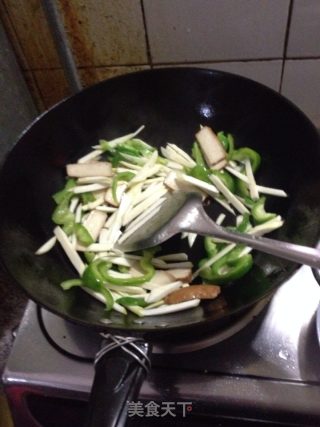 青椒茭白炒香干的做法步骤：3
