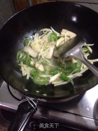 青椒茭白炒香干的做法步骤：4