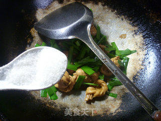 韭菜炒千张结的做法步骤：9