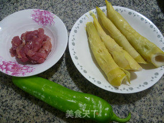 青椒里脊肉炒笋尖的做法步骤：1