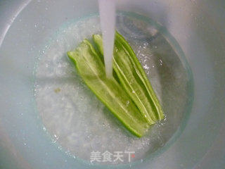 青椒里脊肉炒笋尖的做法步骤：2