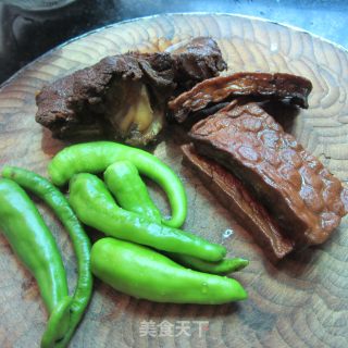 辣椒炒卤肉卤香干的做法步骤：2