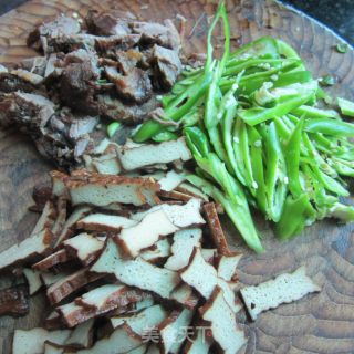 辣椒炒卤肉卤香干的做法步骤：3