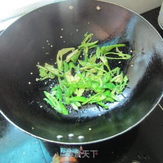 辣椒炒卤肉卤香干的做法步骤：4