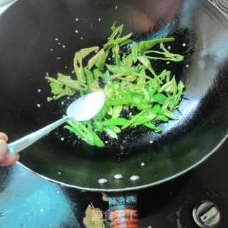 辣椒炒卤肉卤香干的做法步骤：5