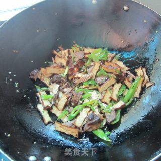 辣椒炒卤肉卤香干的做法步骤：7