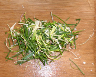 糊辣壳野葱拌莴笋的做法步骤：3