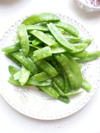 麻辣肠炒荷兰豆的做法步骤：1