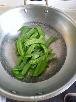 麻辣肠炒荷兰豆的做法步骤：2