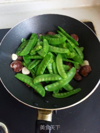麻辣肠炒荷兰豆的做法步骤：5