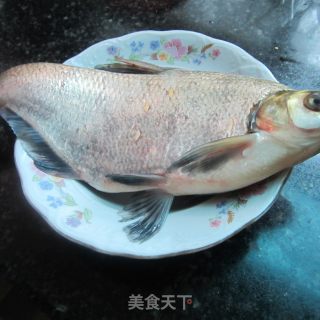 酸辣扁鱼的做法步骤：1