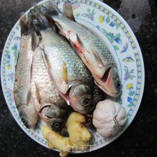 姜丝鲫鱼的做法步骤：1