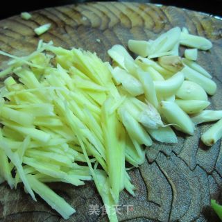 姜丝鲫鱼的做法步骤：2