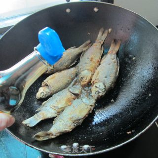 姜丝鲫鱼的做法步骤：6