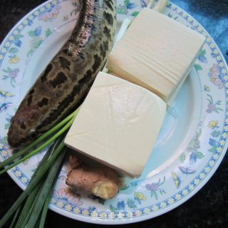 葱香豆腐蒸柴鱼的做法步骤：1