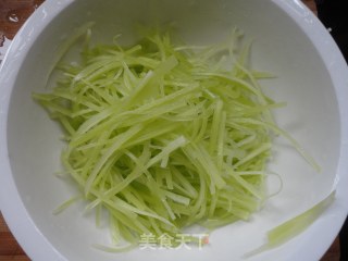 炝拌莴笋丝的做法步骤：2