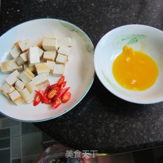 蛋黄豆腐丁的做法步骤：1