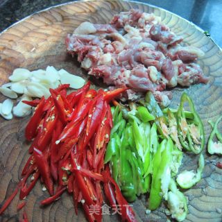 双椒蒜片炒子鸭的做法步骤：1