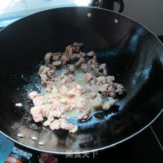 双椒蒜片炒子鸭的做法步骤：2