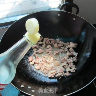 双椒蒜片炒子鸭的做法步骤：3