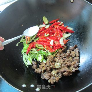 双椒蒜片炒子鸭的做法步骤：6