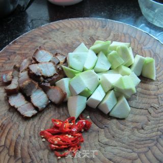 丝瓜丁炒腊肉的做法步骤：2