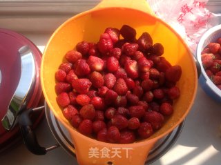 草莓酱的做法步骤：1