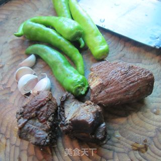 蒜米辣椒炒卤肉的做法步骤：1